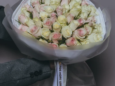 Букет «Нежные обьятия» из 51 кенийской розы