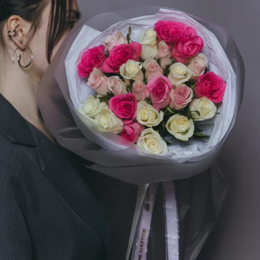 Букет из кенийской розы 25 шт розово-белый микс