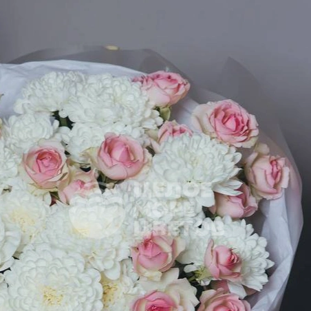 Букет &laquo;Нежный ангел&raquo; с хризантемами и кустовыми розами 