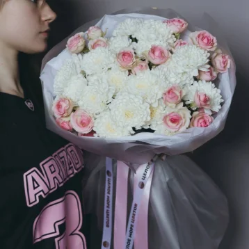 Букет «Нежный ангел» с хризантемами и кустовыми розами 