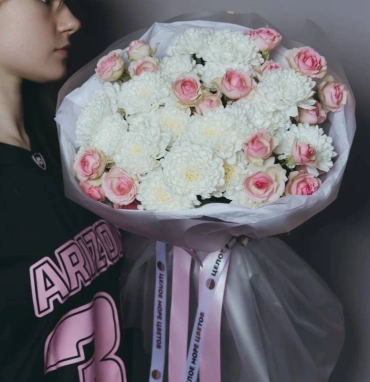 Букет «Нежный ангел» с хризантемами и кустовыми розами 