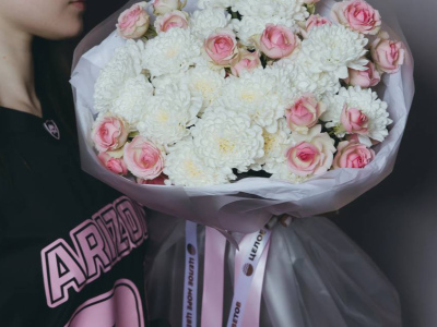 Букет «Нежный ангел» с хризантемами и кустовыми розами 