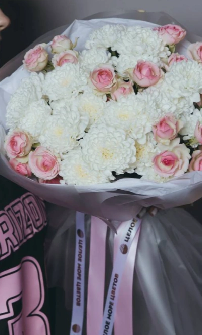 Букет «Нежный ангел» с хризантемами и кустовыми розами 