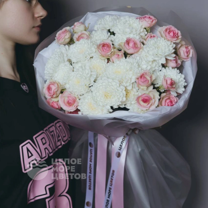 Букет &laquo;Нежный ангел&raquo; с хризантемами и кустовыми розами 