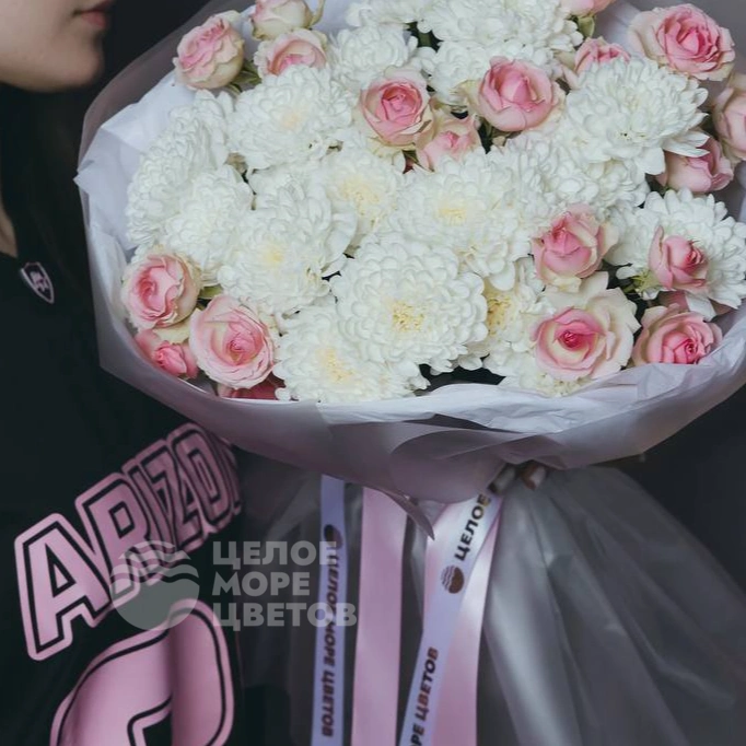 Букет &laquo;Нежный ангел&raquo; с хризантемами и кустовыми розами 