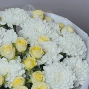 Букет &laquo;Очаровашка&raquo; с кустовыми розами и хризантемой  3