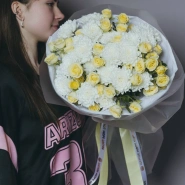 Букет &laquo;Очаровашка&raquo; с кустовыми розами и хризантемой  0