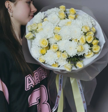 Букет «Очаровашка» с кустовыми розами и хризантемой 