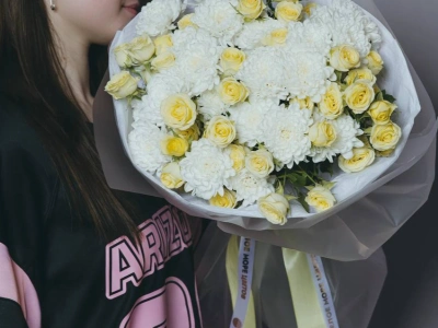 Букет «Очаровашка» с кустовыми розами и хризантемой 