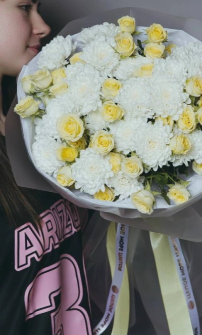 Букет «Очаровашка» с кустовыми розами и хризантемой 