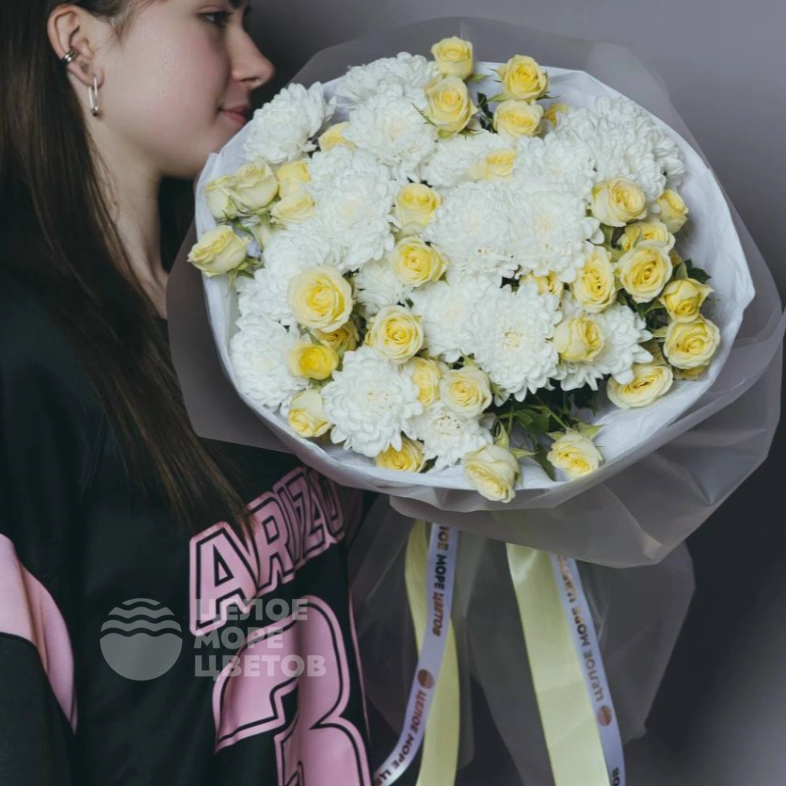 Букет &laquo;Очаровашка&raquo; с кустовыми розами и хризантемой 