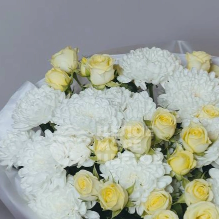 Букет &laquo;Очаровашка&raquo; с кустовыми розами и хризантемой 