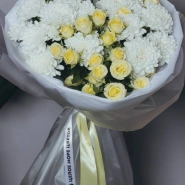 Букет &laquo;Очаровашка&raquo; с кустовыми розами и хризантемой  1