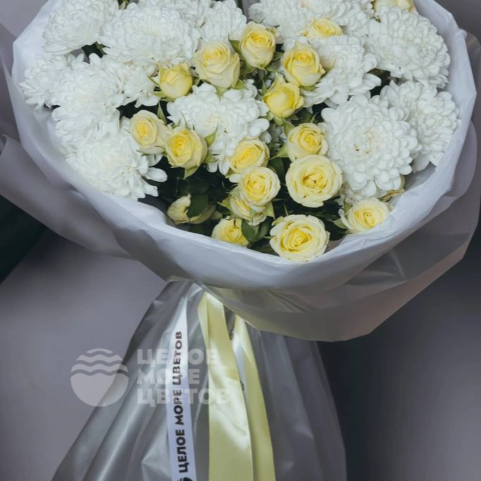 Букет &laquo;Очаровашка&raquo; с кустовыми розами и хризантемой 