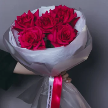 Букет из 5 малиновых французских роз 