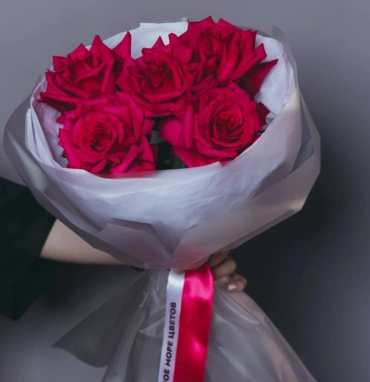 Букет из 5 малиновых французских роз 