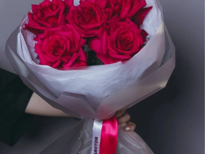 Букет из 5 малиновых французских роз 