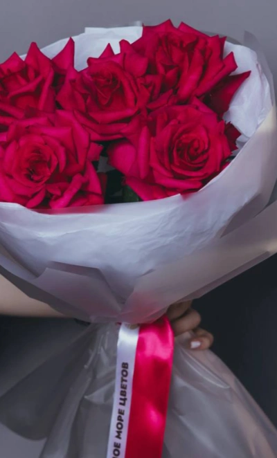 Букет из 5 малиновых французских роз 