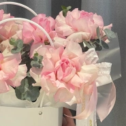 Композиция с французскими розами и эвкалиптом &laquo;Мадам Пинк&raquo; 2