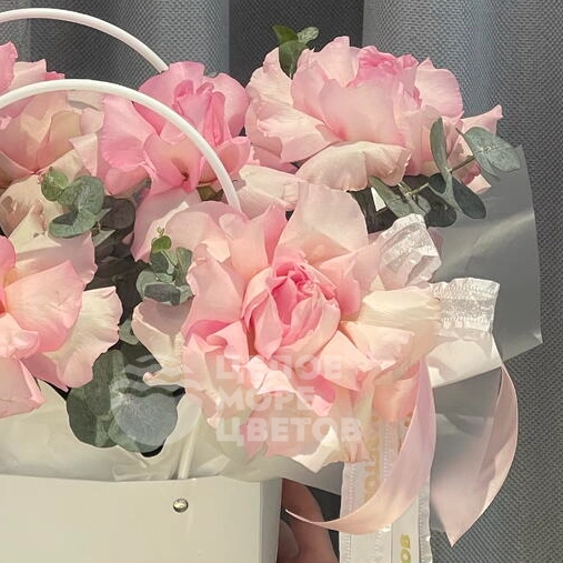 Композиция с французскими розами и эвкалиптом &laquo;Мадам Пинк&raquo;