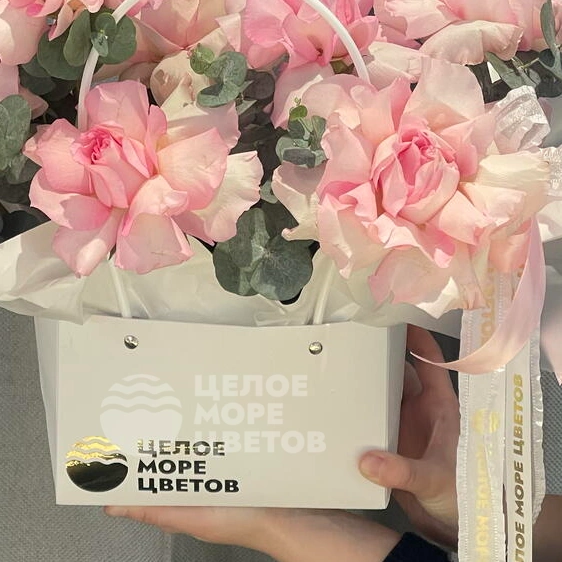 Композиция с французскими розами и эвкалиптом &laquo;Мадам Пинк&raquo;