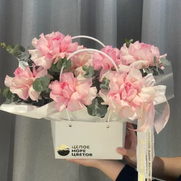 Композиция с французскими розами и эвкалиптом «Мадам Пинк»