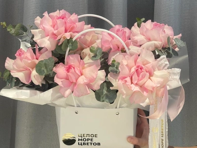 Композиция с французскими розами и эвкалиптом «Мадам Пинк»