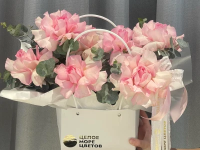 Композиция с французскими розами и эвкалиптом «Мадам Пинк»