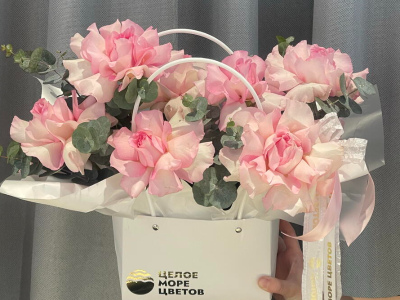 Композиция с французскими розами и эвкалиптом «Мадам Пинк»