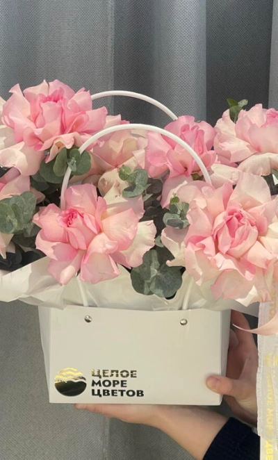 Композиция с французскими розами и эвкалиптом «Мадам Пинк»