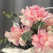 Композиция с французскими розами и эвкалиптом &laquo;Мадам Пинк&raquo; 1