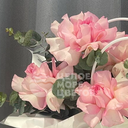 Композиция с французскими розами и эвкалиптом &laquo;Мадам Пинк&raquo;