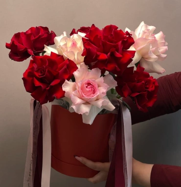 Композиция с французскими розами «Краски любви» 