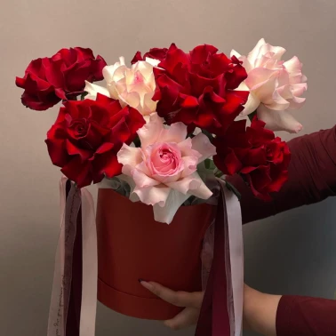 Композиция с французскими розами «Краски любви» 