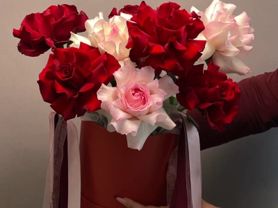 Композиция с французскими розами «Краски любви» 