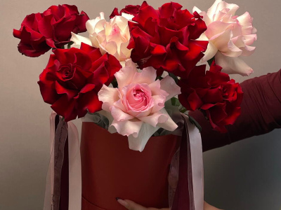 Композиция с французскими розами «Краски любви» 