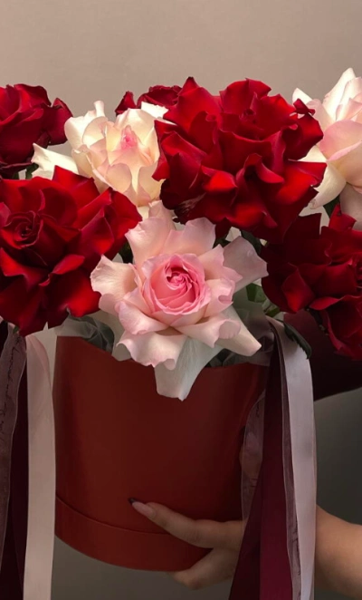 Композиция с французскими розами «Краски любви» 