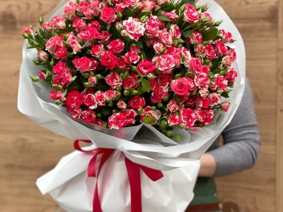 Букет с кустовыми розами «Фейерверк»