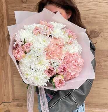 Букет Нежные чувства с гортензией и пионами 