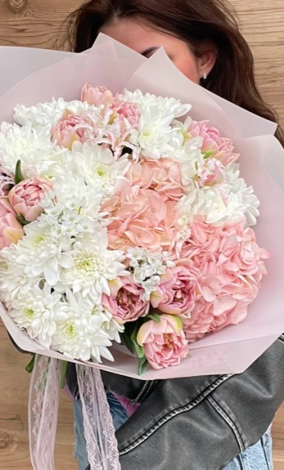 Букет Нежные чувства с гортензией и пионами 