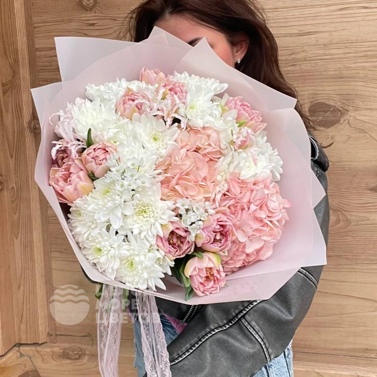 Букет Нежные чувства с гортензией и пионами 