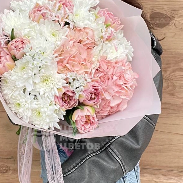Букет Нежные чувства с гортензией и пионами 