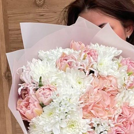 Букет Нежные чувства с гортензией и пионами 