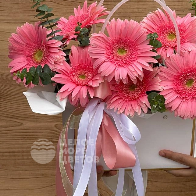 Сумочка с герберами и эвкалиптом 