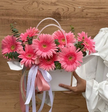 Сумочка с герберами и эвкалиптом 