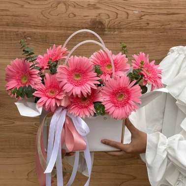 Сумочка с герберами и эвкалиптом 