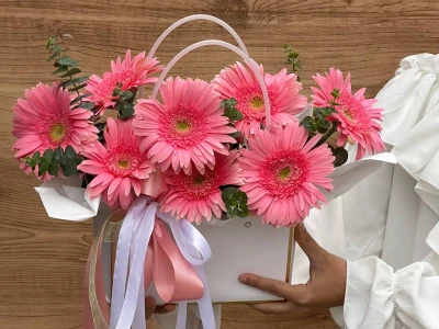 Сумочка с герберами и эвкалиптом 