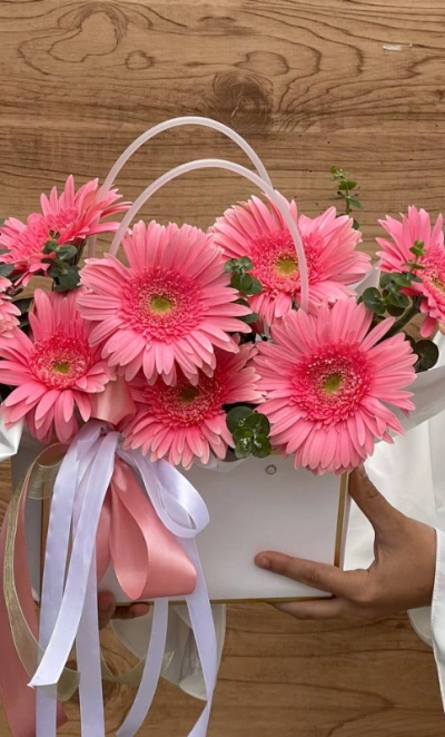 Сумочка с герберами и эвкалиптом 