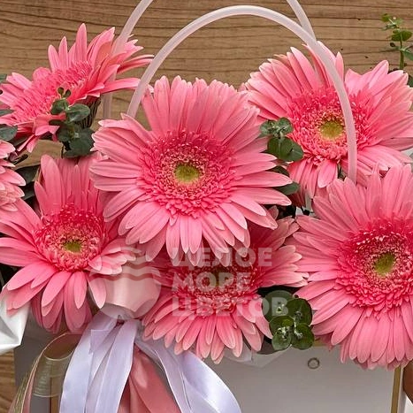 Сумочка с герберами и эвкалиптом 