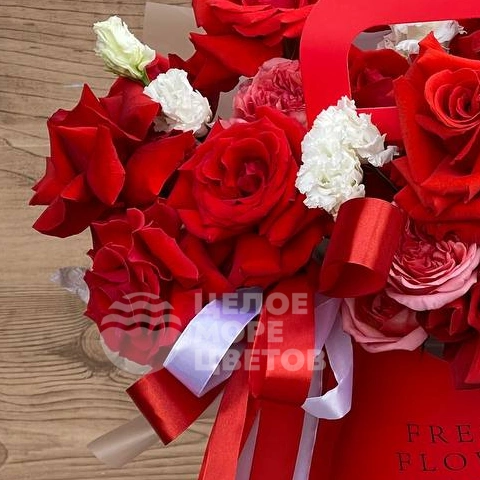 Сумка с французскими розами и эустомой 